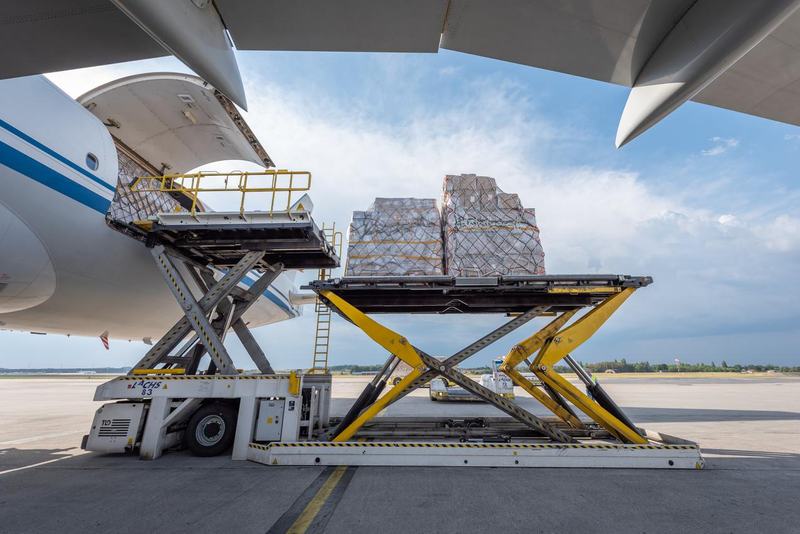 Air cargo loading at the apron