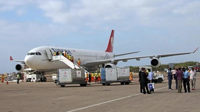 Cargo aircraft loading in Mogadishu